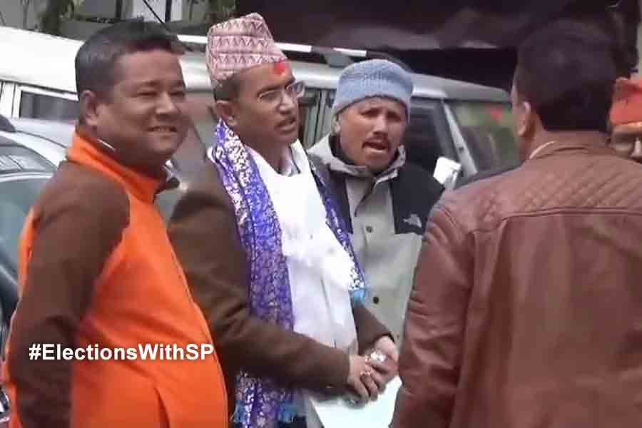দার্জিলিংয়ে BJP’র পথের কাটা খোদ বিজেপিই! বিস্তার বিরুদ্ধে মনোনয়ন ‘বিদ্রোহী’ বিষ্ণুপ্রসাদের