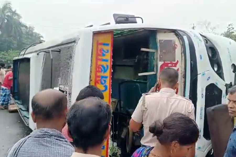 At least 14 people injured in Tamluk bus accident