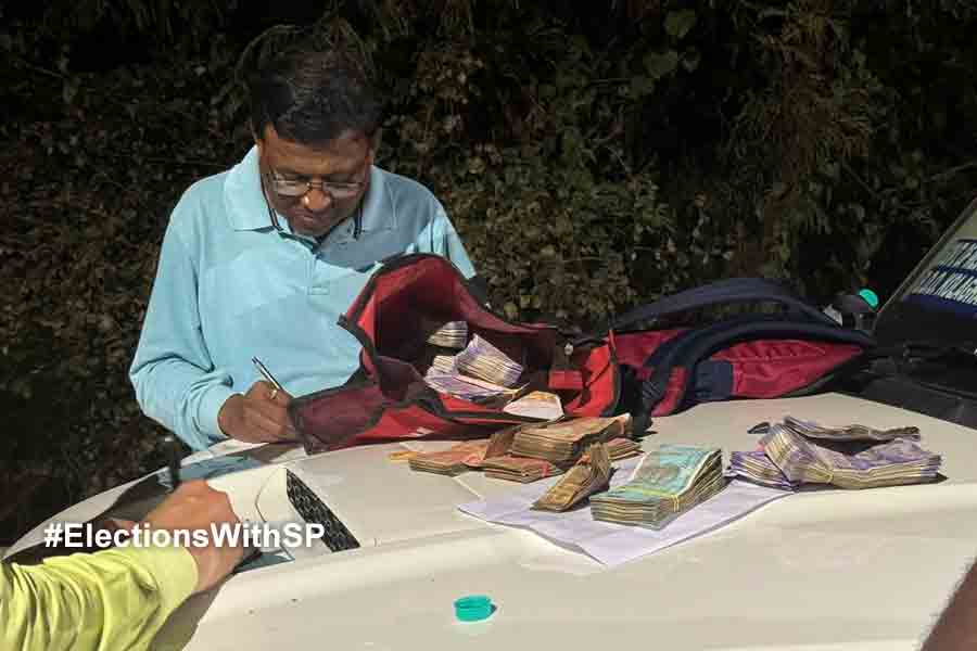 গাড়ির ভিতর লক্ষ-লক্ষ টাকা, ভোটের মুখে বিপুল নগদ উদ্ধার কোলাঘাটে