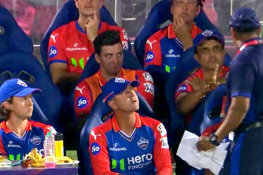 Ricky Ponting and Sourav Ganguly engaged in a spirited talk with umpire regarding rule break by Rajasthan Royals