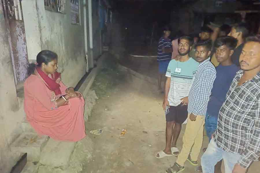 A woman of Murshidabad stages dharna infront of in-laws house
