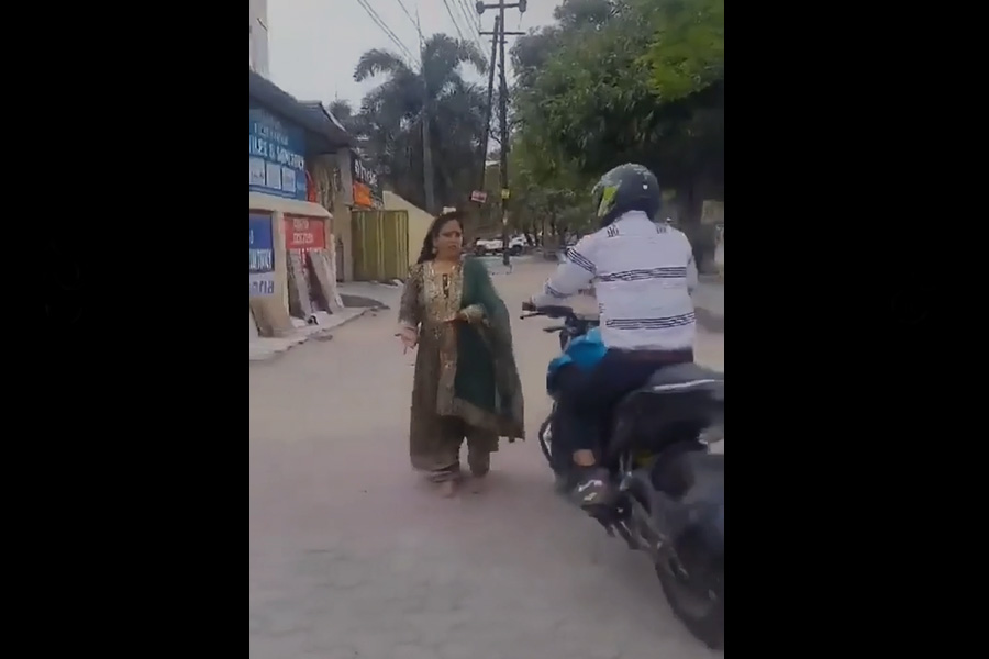 রাস্তায় রিলস তৈরি করতে গিয়ে সর্বনাশ! দিনেদুপুরে মহিলার হার ছিনিয়ে পালাল বাইক আরোহী
