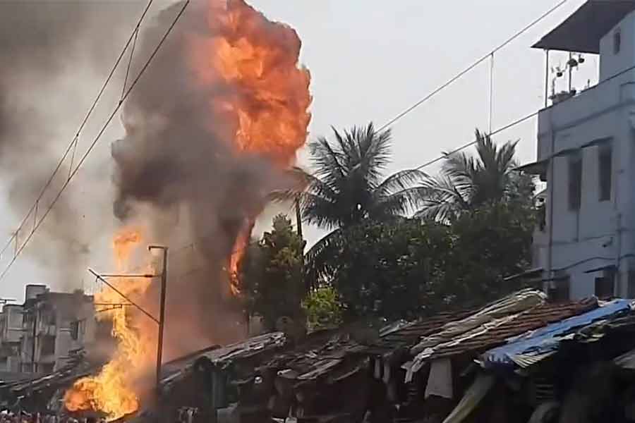 ঢাকুরিয়া রেললাইনের ধারে ঝুপড়িতে আগুন, শিয়ালদহ দক্ষিণ শাখায় ব্যাহত ট্রেন চলাচল