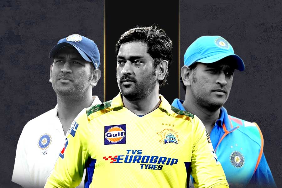 টেস্ট থেকে আইপিএল, নেতৃত্ব ছাড়ায় বরাবরই রহস্যময় ধোনি