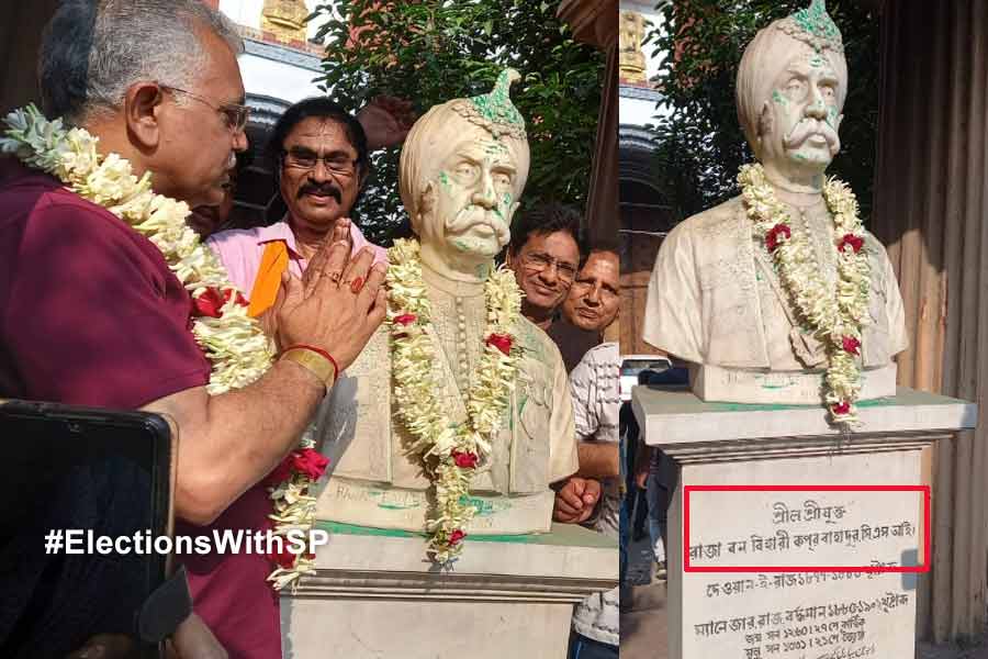 বর্ধমানের রাজা ভেবে ভুল মূর্তিতে মালা, দিলেন জয়ধ্বনিও! ভোটের মুখে বিতর্কে দিলীপ