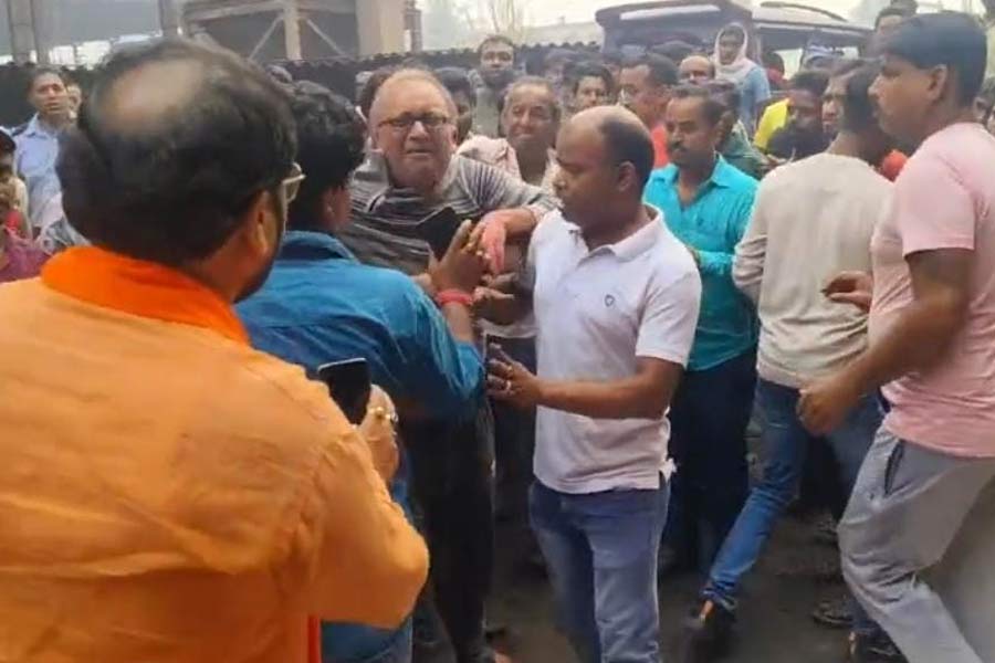 ট্রাকের ধাক্কায় মৃত শ্রমিকের দেহ পাচার! দুর্গাপুরে তুলকালাম