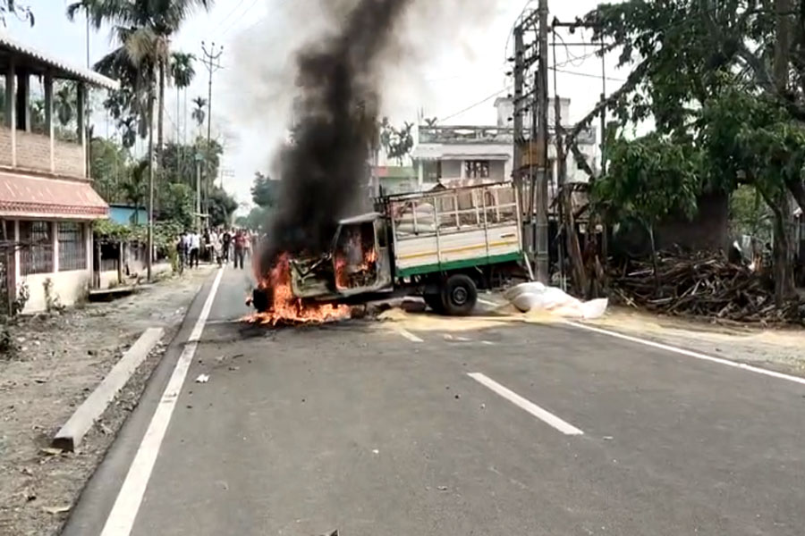 Van mows down kid, angry mob thrashes driver at Falakata