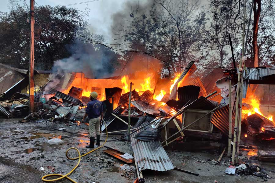 massive fire in siliguri panitanki 12 shops are burnt