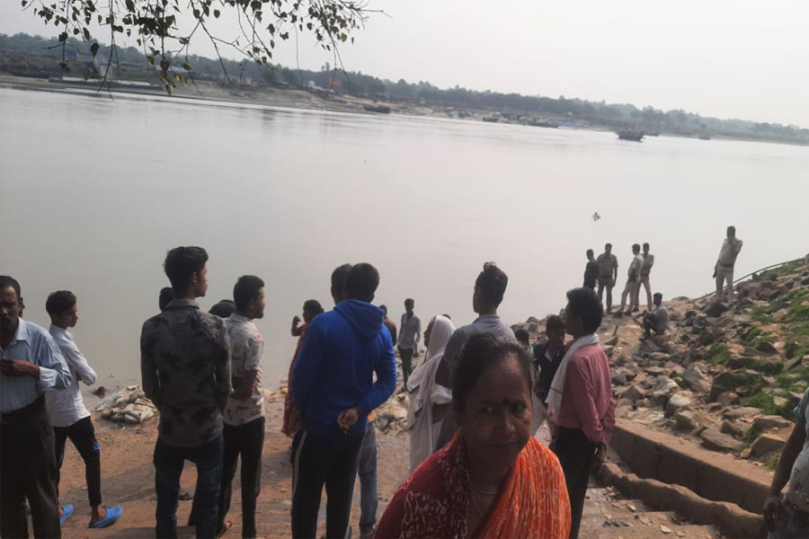 youth drowned in to Ganga river while bathing