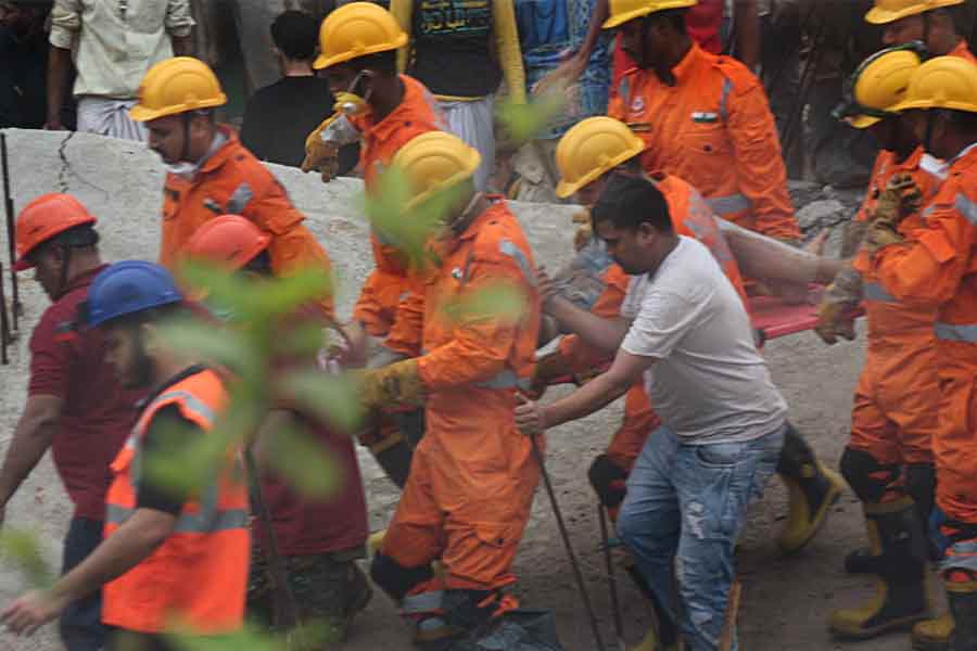 ধ্বংসস্তূপে মানুষ খুঁজতে ভরসা গোঙানি, বিশেষ করাতে ছাদ কেটে চলছে অভিযান