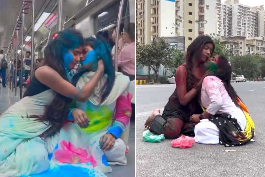 After Delhi Metro another Video of women coloring each other in Delhi street goes viral