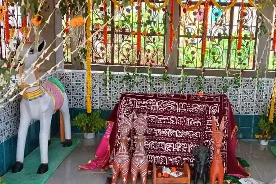 ইন্দাসে উরসে সম্প্রীতির নজির! ধর্মীয় ভেদাভেদ ভুলে দণ্ডি কাটেন হিন্দু মহিলারা