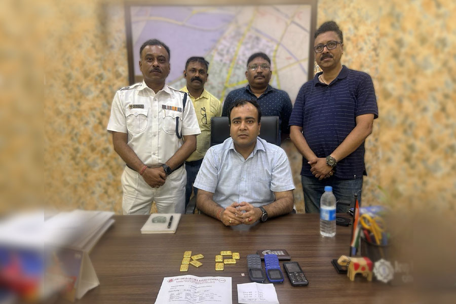 ভোটের আগে খাস কলকাতা থেকে উদ্ধার ৮২ লাখ টাকার সোনা, গ্রেপ্তার ৫