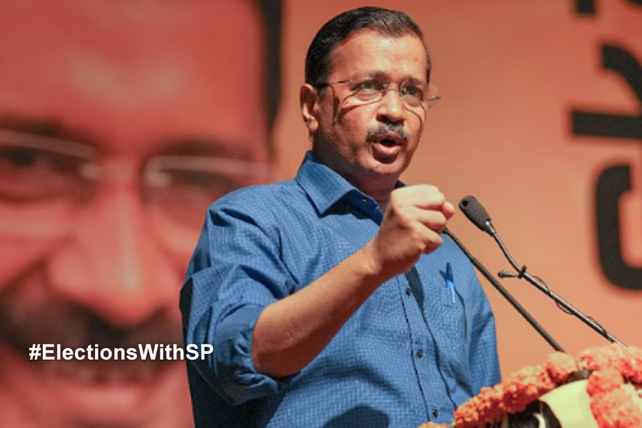 ‘স্বামী মোদির নাম আওড়াচ্ছে? রাতে খেতে দেবেন না’, মহিলা ভোটারদের পরামর্শ কেজরিওয়ালের