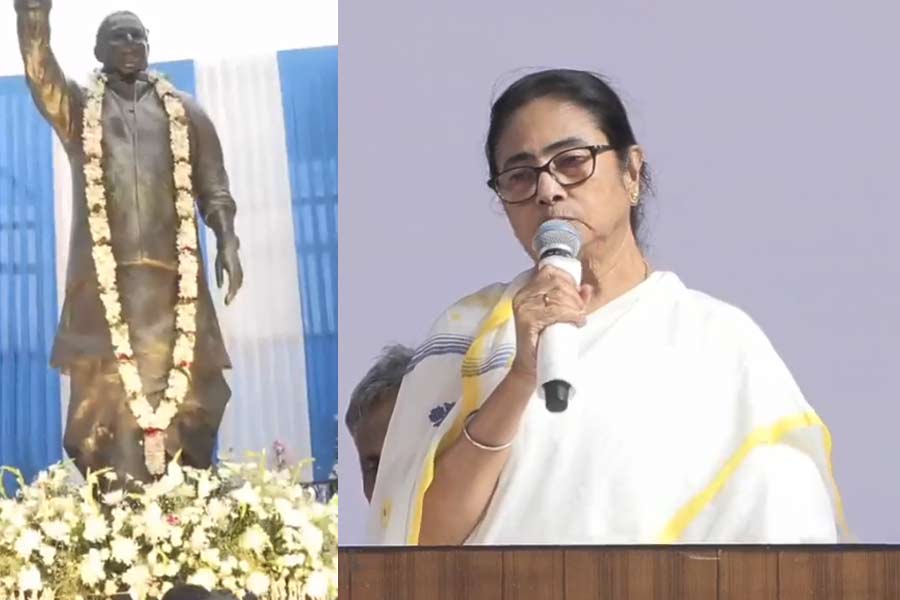 Mamata Banerjee remembers Subrata Mukherjee in a programme to inaugurate his statue