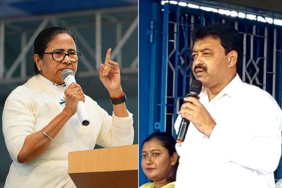 মমতাকে মা দুর্গার সঙ্গে তুলনা! পূর্ব বর্ধমানের জেলাশাসকের মন্তব্যে তুমুল বিতর্ক