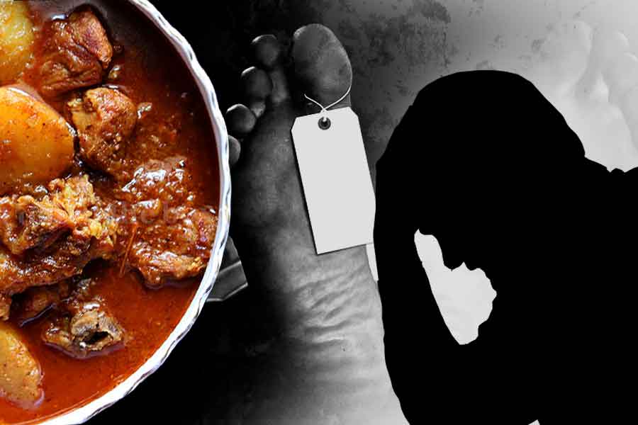 মায়ের মৃত্যুতে খাওয়াতেই হবে খাসির মাংস, ২ দিন ধরে দেহ নিয়ে বসে ছেলে! 