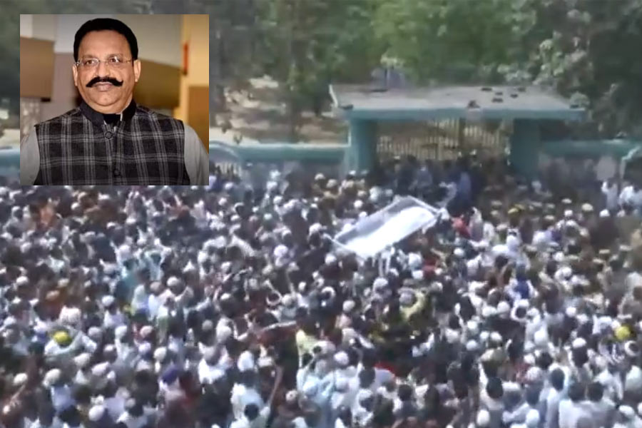 Chaos erupted during the burial rites of UP gangstar Mukhtar Ansari