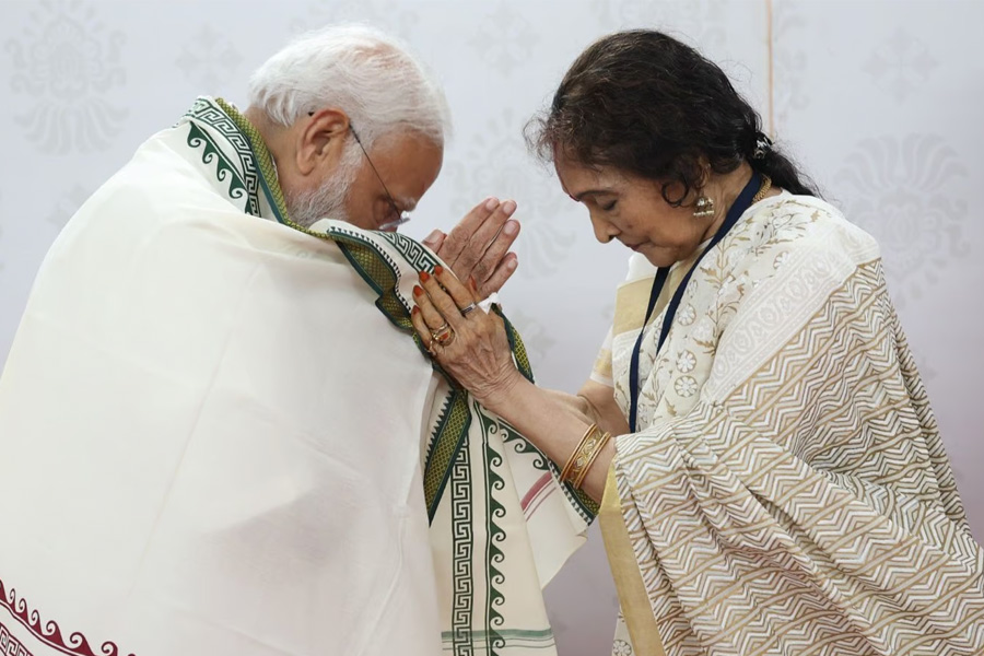 PM Modi Meets Legendary Actress Vyjayanthimala In Chennai