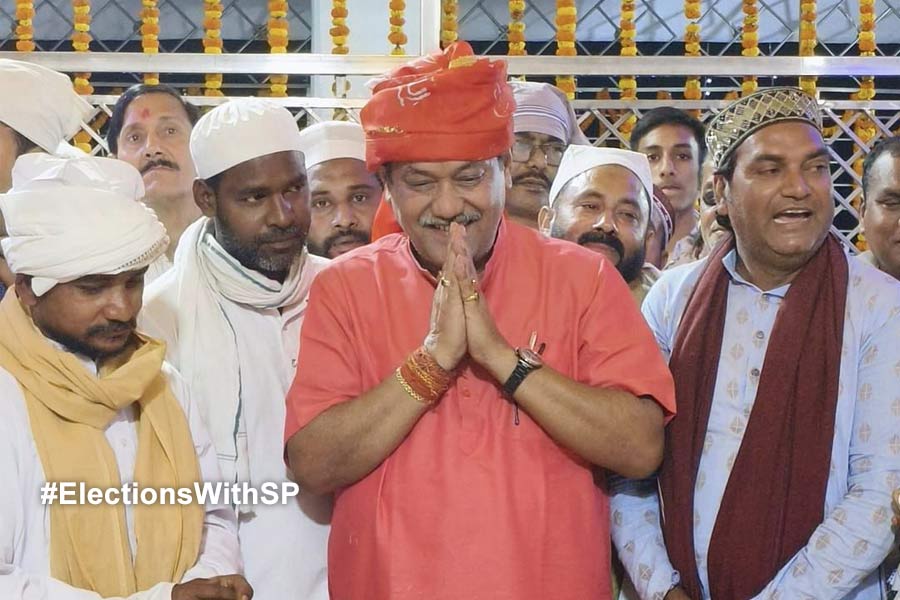 নির্বাচনী বিধিভঙ্গ করে মাজারে গিয়ে টাকা বিলি! ভোটের মুখে বিতর্কে পাণ্ডবেশ্বরের তৃণমূল বিধায়ক