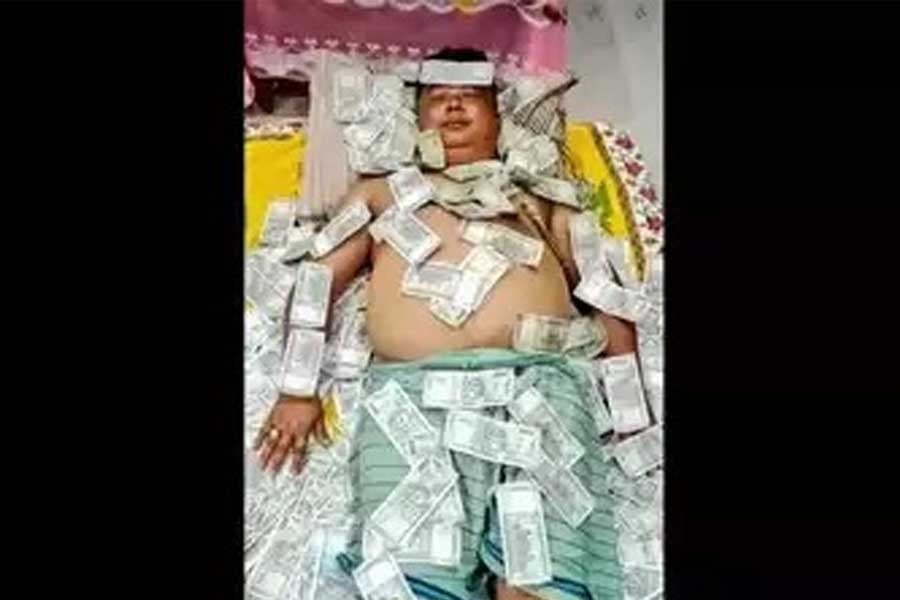 Sleeping with 500 rupee notes, Assam leader's image goes viral