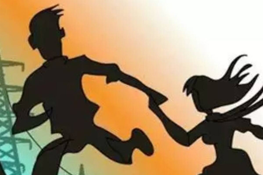 দাদার বিয়েতে বোনের কাণ্ড, ভাড়া করা ক্যামেরাম্যানের সঙ্গে পালালেন তরুণী!