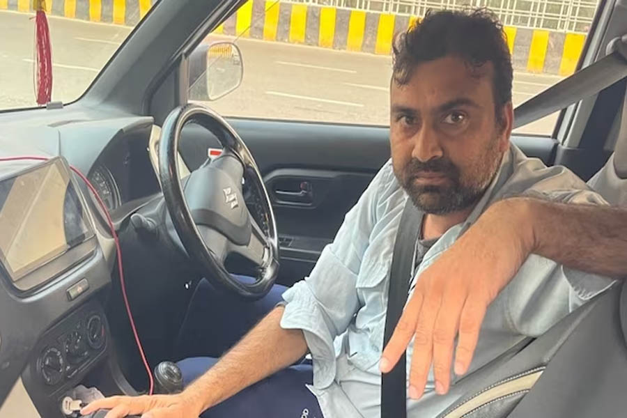 Ola cab driver slap man in front of his son in delhi.