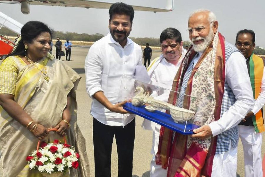 প্রধানমন্ত্রী হিসেবে পাওয়া উপহার বেচে দেশসেবায় ১৫০ কোটি ‘দান’ মোদির