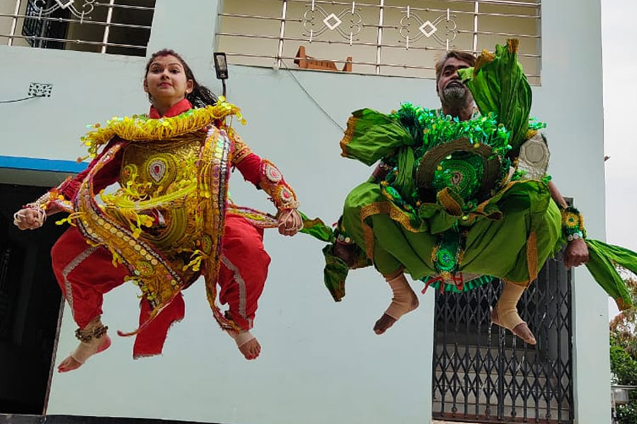 বিটিছেলা হয়ে ছৌ নাচবি কী রে? পুরুলিয়ার ‘ছৌ কন্যা’র লড়াইকে মলাটে বন্দি করছে UN Women