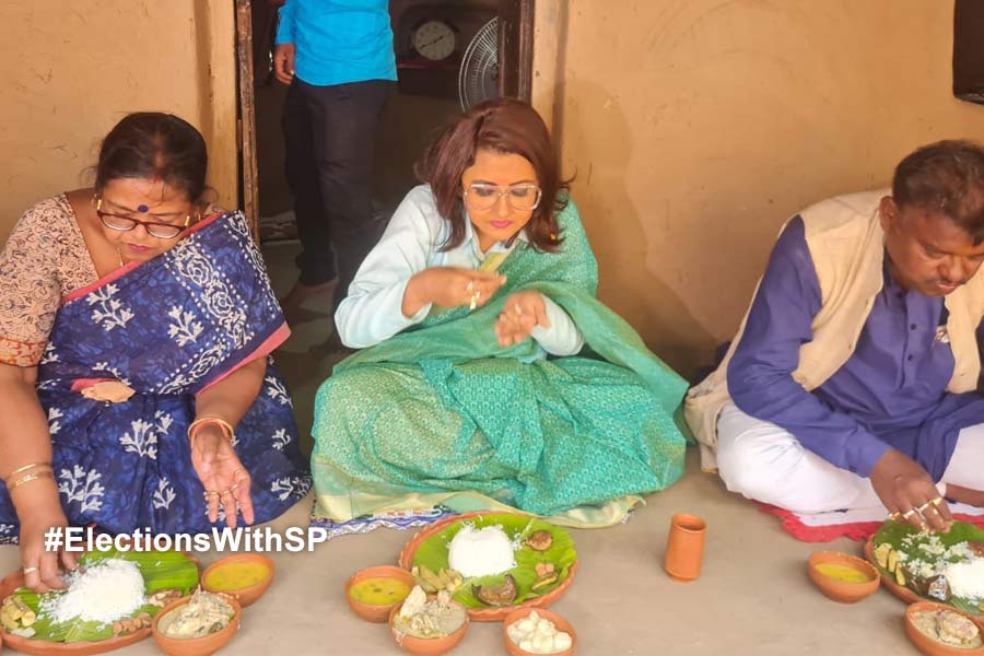 TMC's star candidate Rachana Banerjee eats lunch at farmer's house in Singur