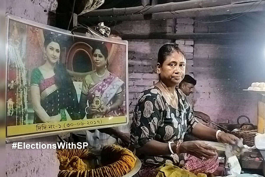 ‘রচনাদিই জিতুন’, জগন্নাথ দেবের কাছে প্রার্থনা ‘দিদি NO 1’ প্রতিযোগী চপ বিক্রেতা উমার