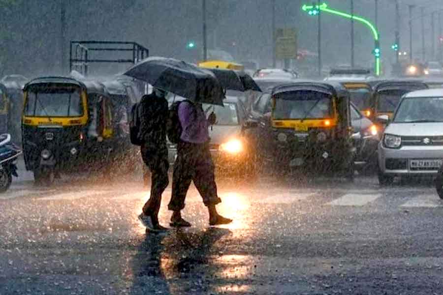 টানা তাপপ্রবাহের পর অবশেষে স্বস্তির বৃষ্টি তিলোত্তমায়