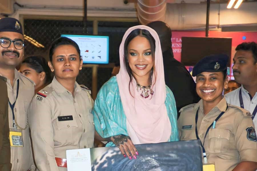 Rihanna hugs female police officers at airport, see video | Sangbad Pratidin