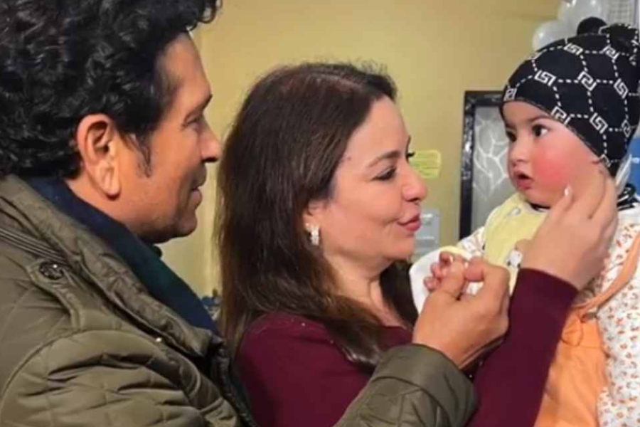 Sachin Tendulkar stand with deformities children spreading smiles with Anjali and his daughter Sara