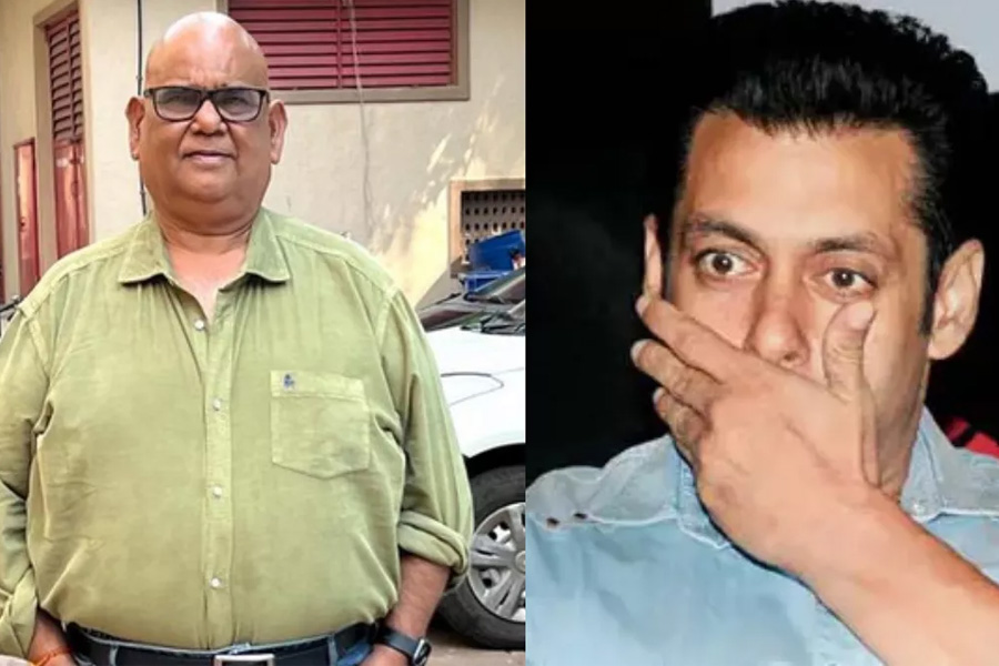 প্রয়াত সতীশ কৌশিকের ছবির প্রিমিয়ারে সলমন, বন্ধুকে পর্দায় দেখে চোখে জল ভাইজানের
