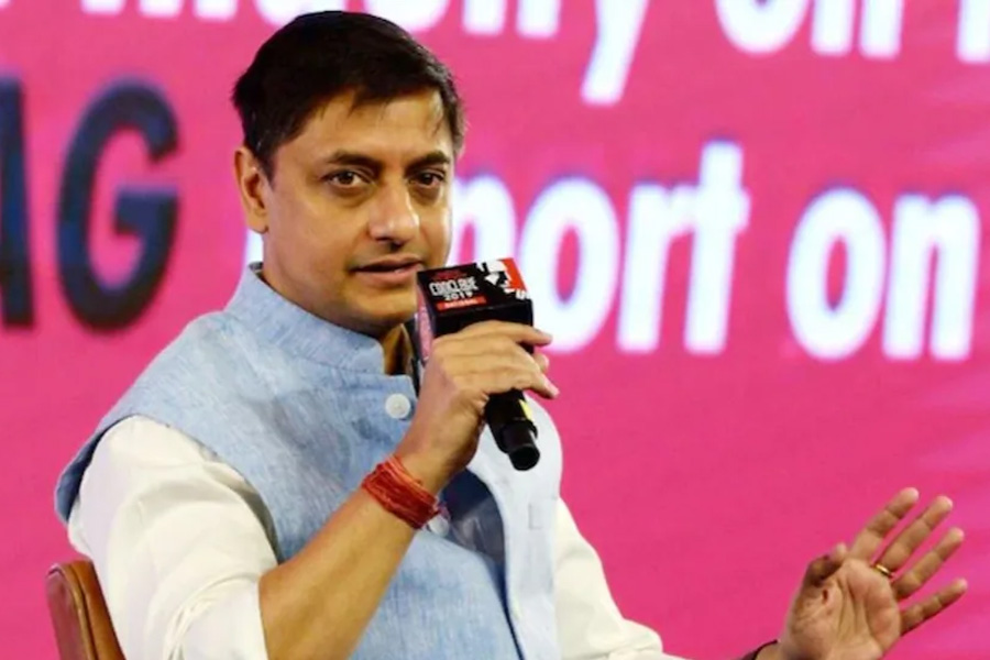 ‘সিগারেট আর মদে ডুবে অধঃপতন বাঙালির’, বিতর্কিত মন্তব্য মোদির উপদেষ্টার, পালটা তৃণমূলের