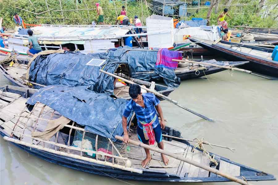 Locals of Sundarbans begins their journey to collect honey
