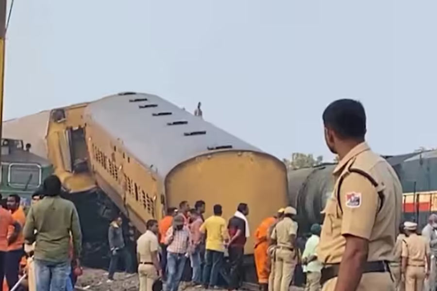 মোবাইলে ক্রিকেট দেখায় মগ্ন ছিলেন চালক! অন্ধ্রের ভয়াবহ রেল দুর্ঘটনার কারণ জানালেন রেলমন্ত্রী