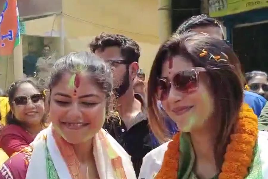দোলের আগে রাজনীতি মিশে গেল সৌজন্যে, আবিরে উৎসবে মাতলেন প্রার্থীরা
