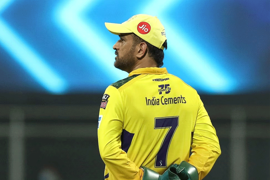 Fans react to ms dhoni's decision to quit csk captaincy