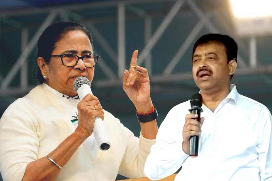 মমতাকে মা দুর্গার সঙ্গে তুলনা! পূর্ব বর্ধমানের জেলাশাসকের মন্তব্যে তুমুল বিতর্ক