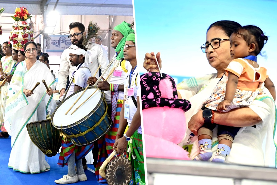মেদিনীপুরের জনসভায় চেনা মেজাজে মমতা, কান্না থামালেন খুদের, বাজালেন মাদলও