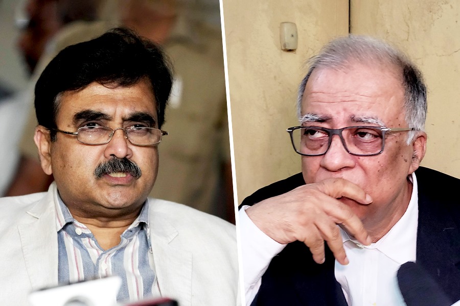 অরুণাভকে ‘তাচ্ছিল্য’, এজলাসের বাইরে অভিজিতের ‘আপার কাট’