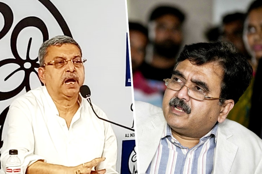 অভিজিৎ ‘রকবাজ’, ‘দুনম্বরি’! প্রাক্তন বিচারপতিকে ‘বাউন্সার’ কল্যাণের
