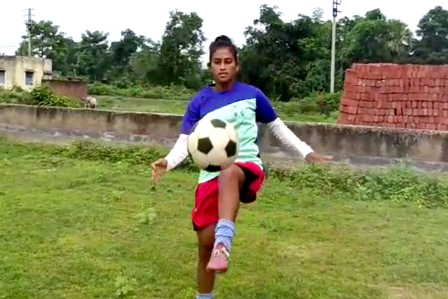 ফুটবলে নজির গড়ছেন বাংলার সঙ্গীতা, গোঘাট থেকে ত্রিপুরা, সেরা বাংলার মেয়ে!