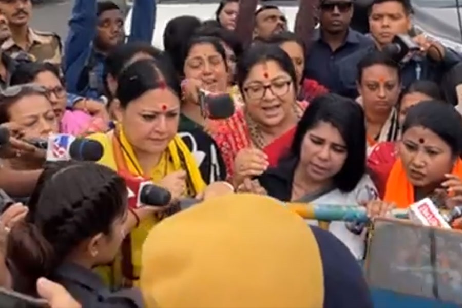ফের সন্দেশখালি যেতে বাধা বিজেপিকে, ‘আটক’ লকেট-অগ্নিমিত্রা