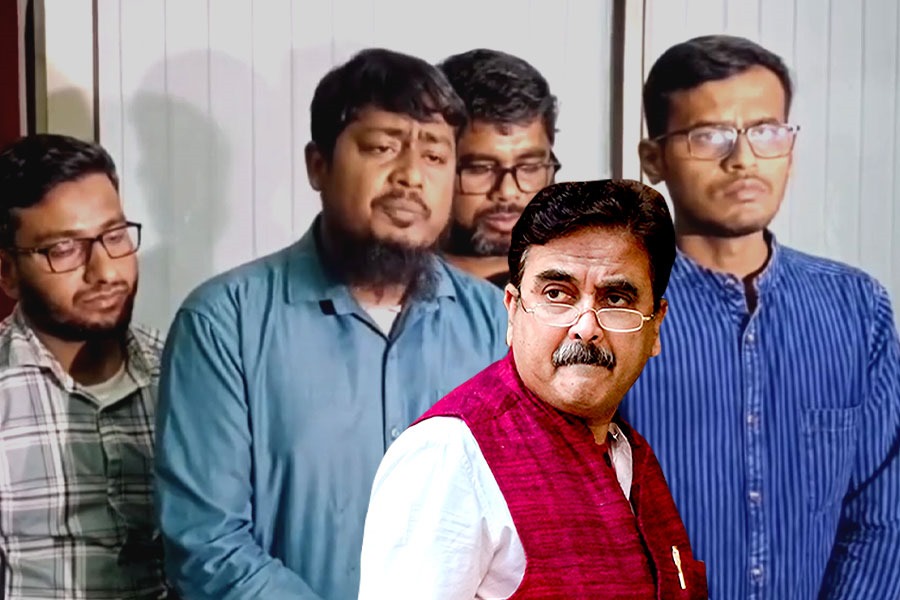 কাঁচা রাজনীতিক! ‘ভগবান ভাবি না ওঁকে’, অভিজিৎ নিয়ে বিস্ফোরক চাকরিপ্রার্থীরা