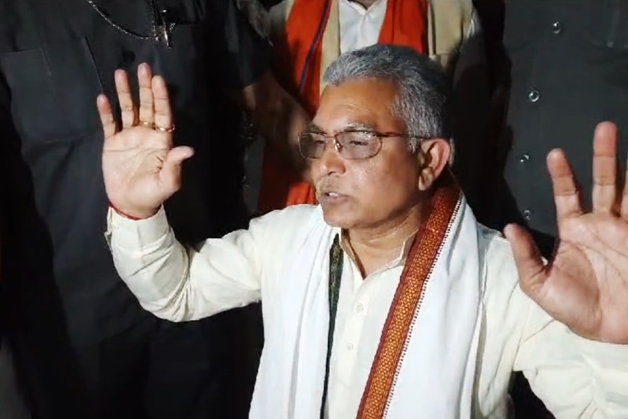 ‘মুখ নয়, এবার হাত-পা চলবে,’ হুঁশিয়ারি দিলীপ ঘোষের