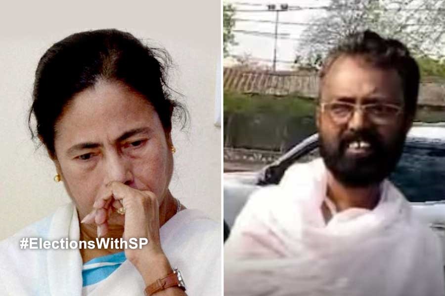 WB CM Mamata Banerjee talks with her party worker who lost his mother