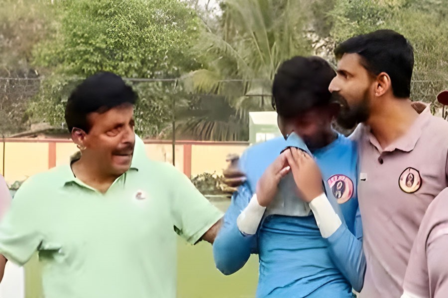 Mohun Bagan coach Bastab Roy advises East Bengal goalkeeper